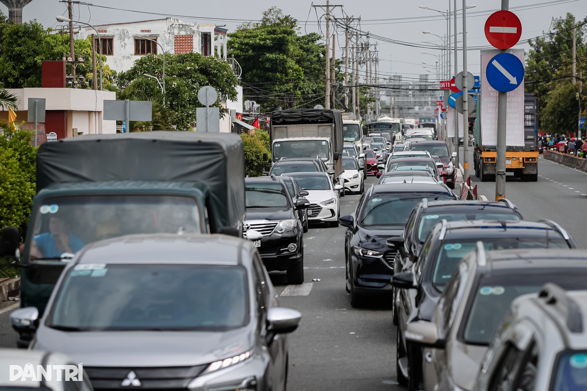 Cửa ngõ phía Đông TPHCM kẹt cứng ngày đầu nghỉ lễ - 7 Cửa ngõ phía Đông TPHCM kẹt cứng ngày đầu nghỉ lễ - 7