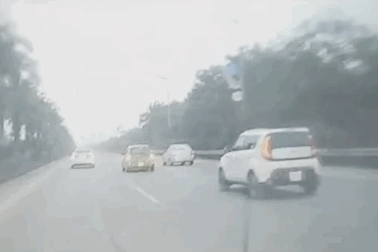 Kia Soul húc xe con lật ngửa trên đường Nhật Tân - Nội Bài rồi chạy mất hút