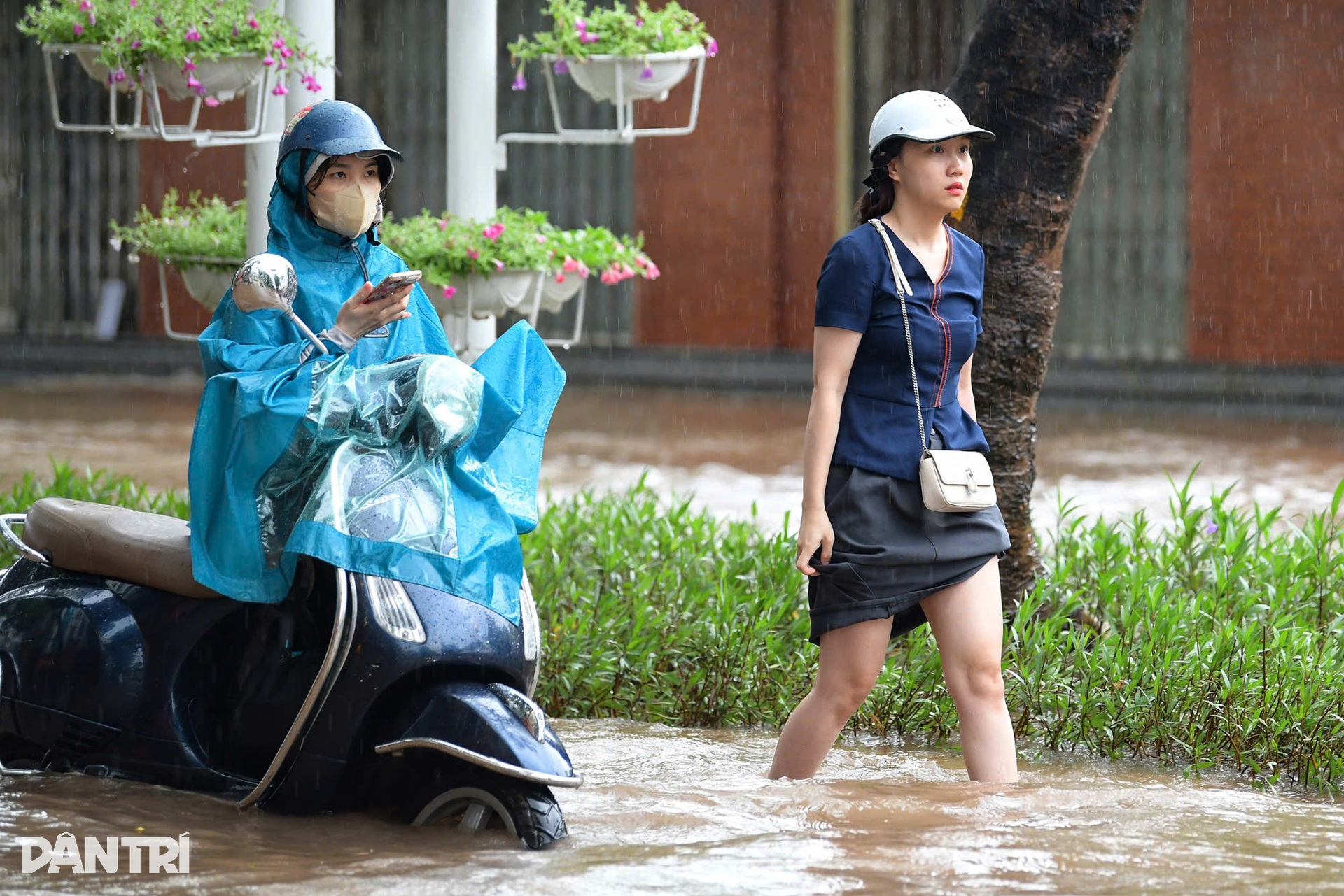 Người và xe bơi trong dòng nước ngập sâu ở Hà Nội - 3 Người và xe bơi trong dòng nước ngập sâu ở Hà Nội - 3