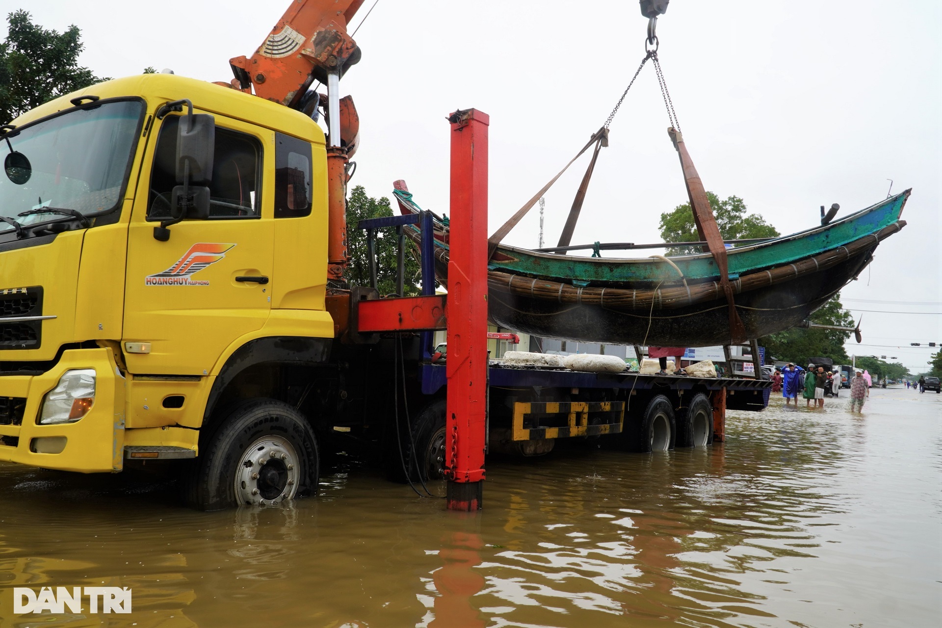 Những chiếc thuyền rời biển đến vùng rốn lũ Quảng Bình chở hàng cứu trợ - 4