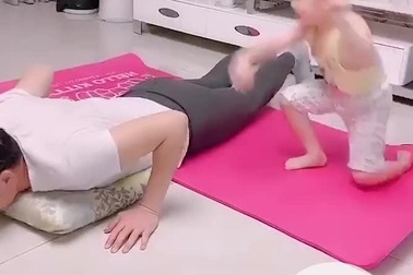 Những trò chơi các bậc phụ huynh có thể chơi cùng con mình tại nhà