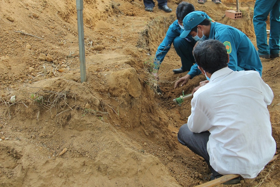 Khai quật, quy tập nhiều hài cốt liệt sĩ tại hố chôn tập thể - 3 Khai quật, quy tập nhiều hài cốt liệt sĩ tại hố chôn tập thể - 3