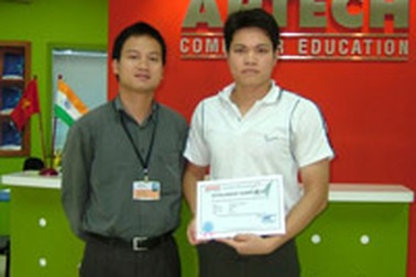 Thí sinh đầu tiên nhận học bổng “Vươn cao cùng Aptech 2006”