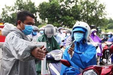 "Thoát" giấy xét nghiệm, dòng người vẫn đội mưa chờ "nhích" vào Đà Nẵng