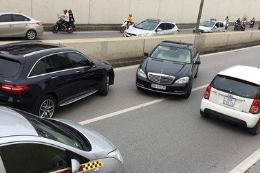 Hà Nội: Xe Mercedes biển “ngũ quý 7” đi ngược chiều trong hầm Kim Liên