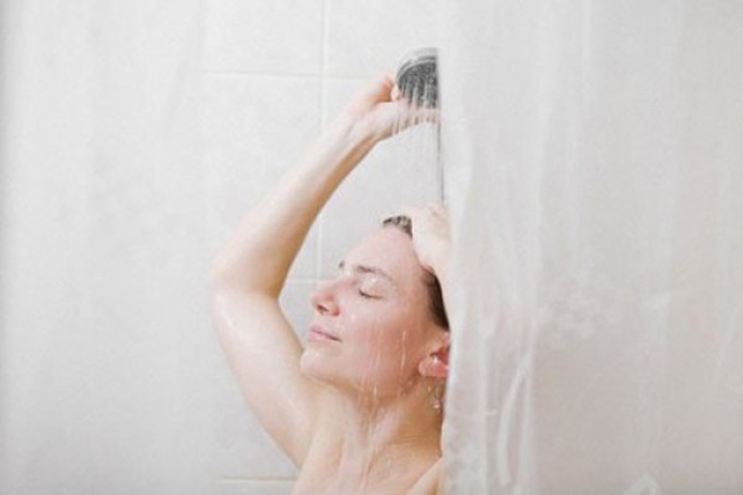 Tắm nước quá nóng Tắm nước nóng vào mùa đông có thể khiến bạn sảng khoái, thư giãn hơn nhưng nếu tắm nước quá nóng hoặc tắm quá lâu, làn da cũng có thể mất đi độ ẩm cần thiết, làm da khô ráp. Bạn chỉ nên dùng nước nóng vừa, tắm nhanh và thoa kem dưỡng ngay sau khi tắm.