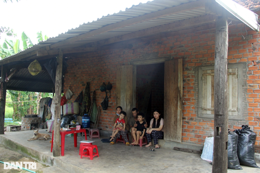 Cha mắc bệnh ung thư, 3 con thơ thiếu ăn, thiếu mặc