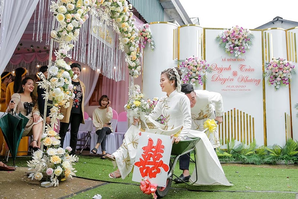 Đám hỏi ở Thái Nguyên gây chú ý vì dàn siêu xe cút kít chở tráp lễ - 6 Đám hỏi ở Thái Nguyên gây chú ý vì dàn siêu xe cút kít chở tráp lễ - 6