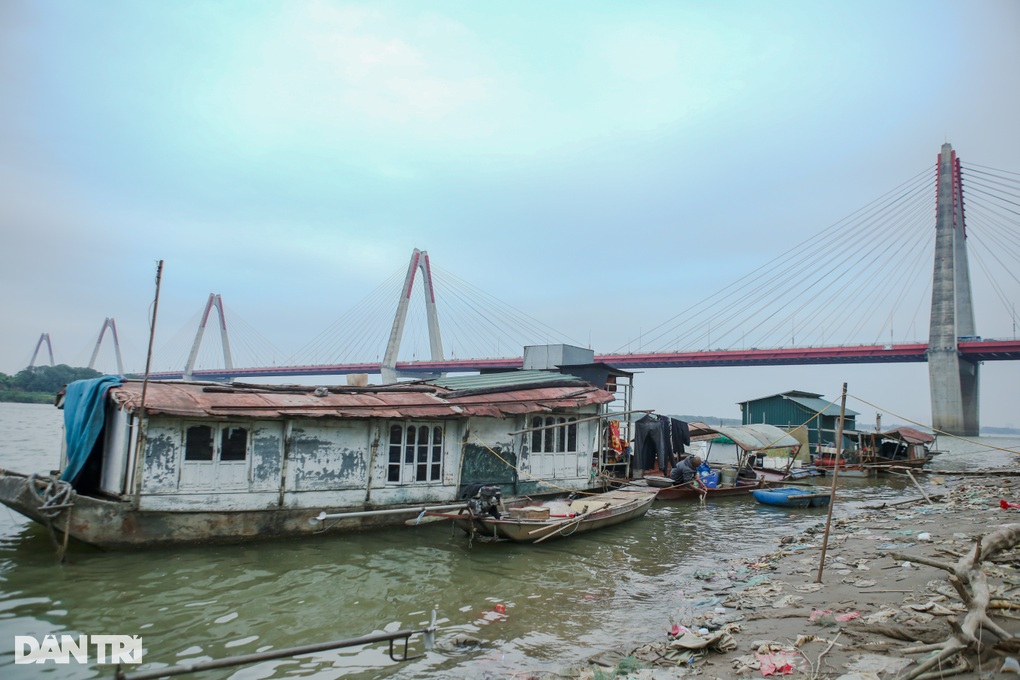 Những phận người sống dưới sông mong ước được một lần ăn Tết trên bờ - 2 Những phận người sống dưới sông mong ước được một lần ăn Tết trên bờ - 2