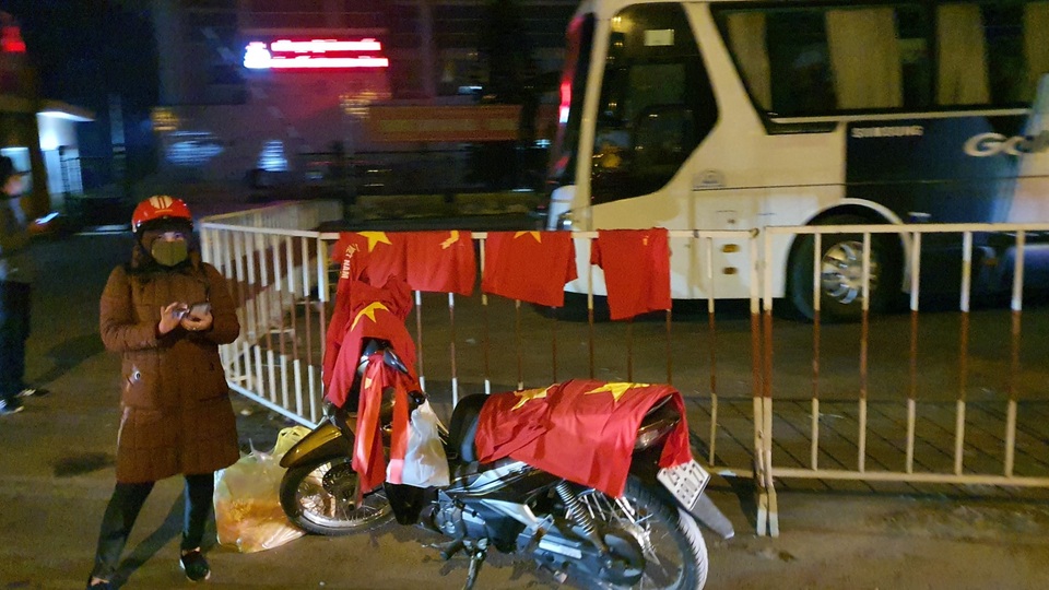 100.000 đồng/lá cờ, dân Hà Nội bạo chi không tiếc đi... “bão” - 2 100.000 đồng/lá cờ, dân Hà Nội bạo chi không tiếc đi... “bão” - 2