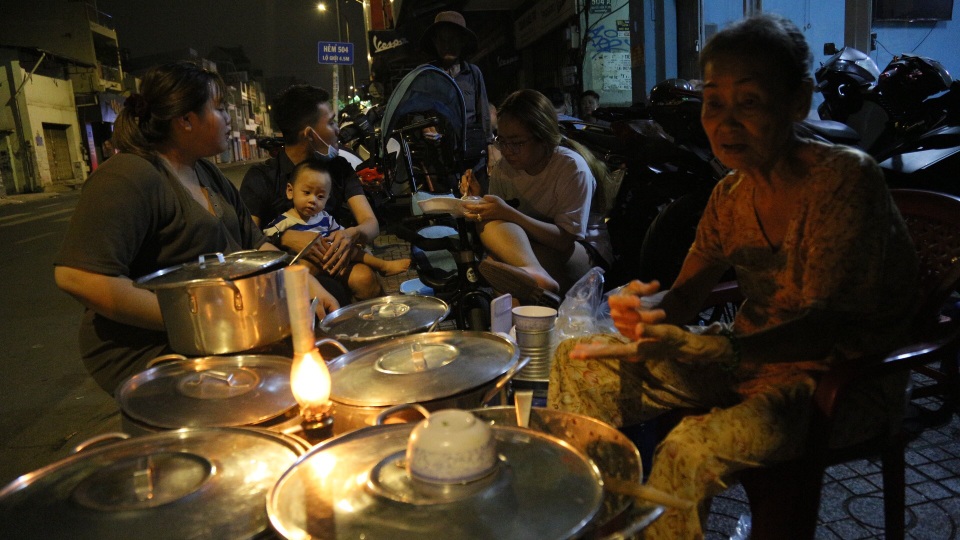 Cụ bà, nồi chè và gần 50 năm tuổi nghề nơi vỉa hè Sài Gòn - 2 Cụ bà, nồi chè và gần 50 năm tuổi nghề nơi vỉa hè Sài Gòn - 2