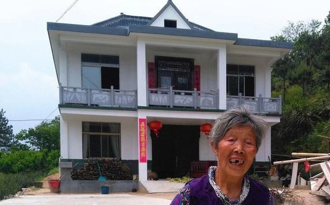 Người phụ nữ nhặt rác nuôi em bé bị bỏ rơi cả chục lần được tặng biệt thự - 2 Người phụ nữ nhặt rác nuôi em bé bị bỏ rơi cả chục lần được tặng biệt thự - 2