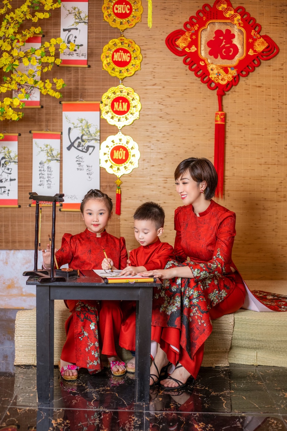 Lều Phương Anh rạng rỡ chụp ảnh du xuân cùng 2 con - 5 Lều Phương Anh rạng rỡ chụp ảnh du xuân cùng 2 con - 5
