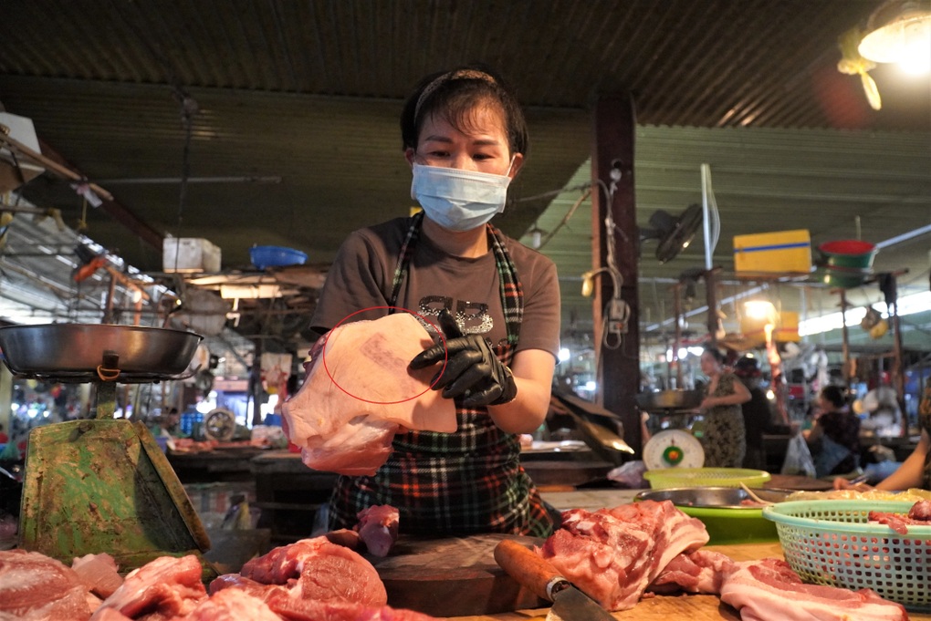 Ngồi cả buổi chỉ có vài khách đáo qua, chủ quầy thịt than trời - 3 Ngồi cả buổi chỉ có vài khách đáo qua, chủ quầy thịt than trời - 3