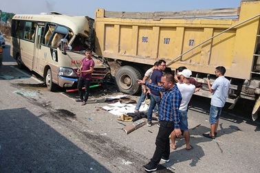 Xe khách đâm đuôi xe tải, tài xế tử vong