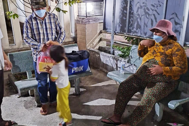 Gia đình thai phụ nghèo bị xe khách bỏ rơi giữa đường