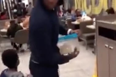 Khách hàng McDonald’s bỏ chạy tán loạn sau khi một người thả chuột khủng chạy dưới sàn