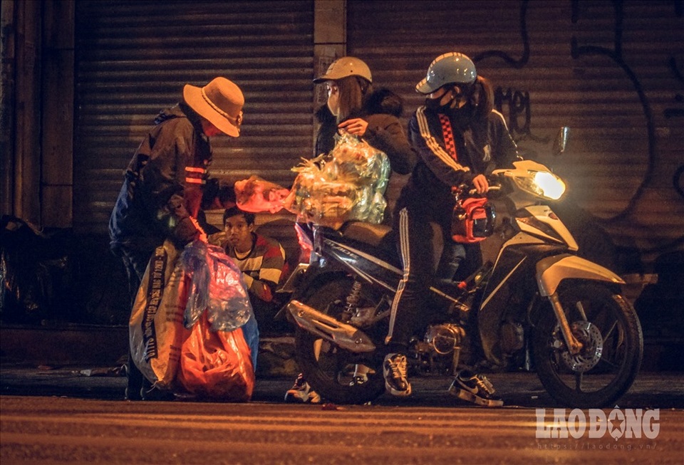 Hà Nội giá rét, người vô gia cư dùng áo mưa thay chăn để chống lạnh - 11 Hà Nội giá rét, người vô gia cư dùng áo mưa thay chăn để chống lạnh - 11