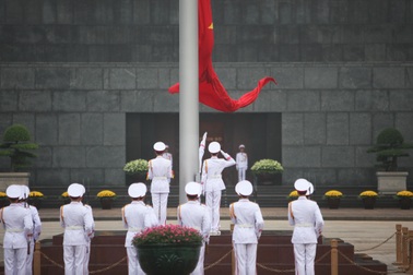 Lễ thượng cờ trên quảng trường Ba Đình trong buổi sáng 30-4