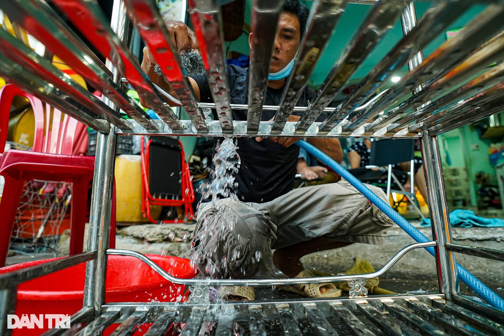 Cửa hàng quần áo, quán ăn ở TPHCM ngóng chờ trạng thái bình thường mới - 3 Cửa hàng quần áo, quán ăn ở TPHCM ngóng chờ trạng thái bình thường mới - 3