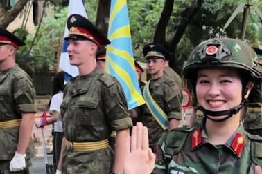 Nữ chiến sĩ A80 kể lại khoảnh khắc tương tác gây sốt với nam quân nhân Nga