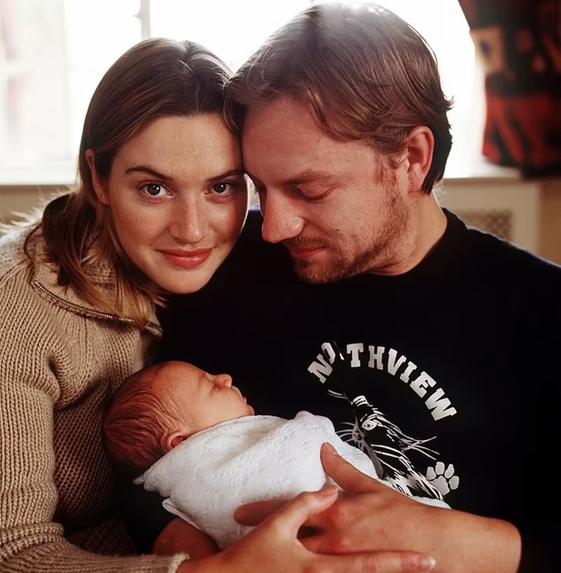 Hình ảnh hiếm về Kate Winslet và con gái trên phim trường - 2 Hình ảnh hiếm về Kate Winslet và con gái trên phim trường - 2