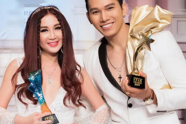 Trương Ngọc Tình thân thiết cùng Ôn Bích Hà trên thảm đỏ