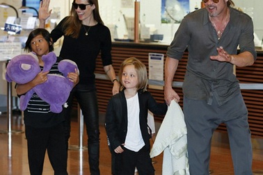 Pax Thiên và bố mẹ nuôi được chào đón khi tới Nhật Bản 