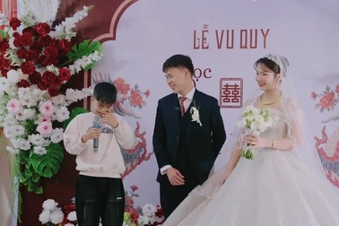 Em trai mổ lợn đất mừng cưới, dặn dò anh rể khiến chị gái bật khóc