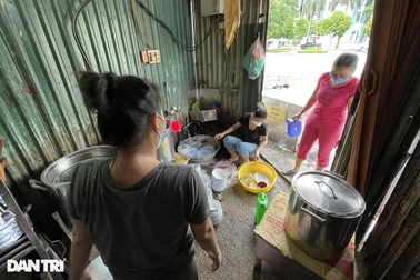 Hà Nội: Chủ hàng tất bật dọn dẹp quán trước giờ được mở cửa bán hàng lại