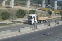 Ô tô con bị vò nát vì đi vào điểm mù của xe công-ten-nơ