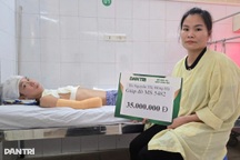 Người phụ nữ Hà Nội trao "nóng" 70 triệu đồng tới 2 hoàn cảnh nhân ái