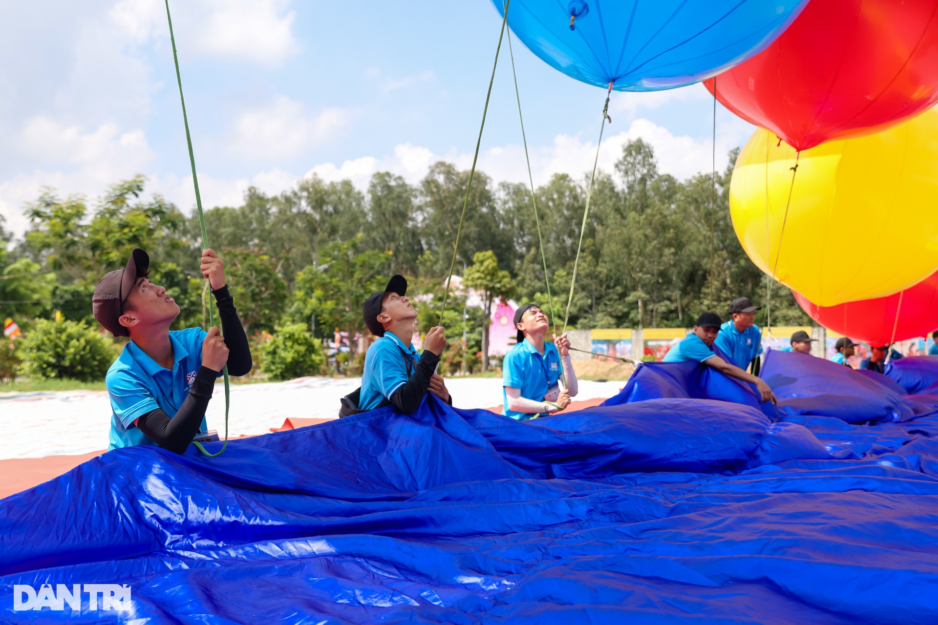 Đại Phật kỳ lớn nhất thế giới tung bay tại Đại lễ Vesak 2025 ở TPHCM - 2 Đại Phật kỳ lớn nhất thế giới tung bay tại Đại lễ Vesak 2025 ở TPHCM - 2
