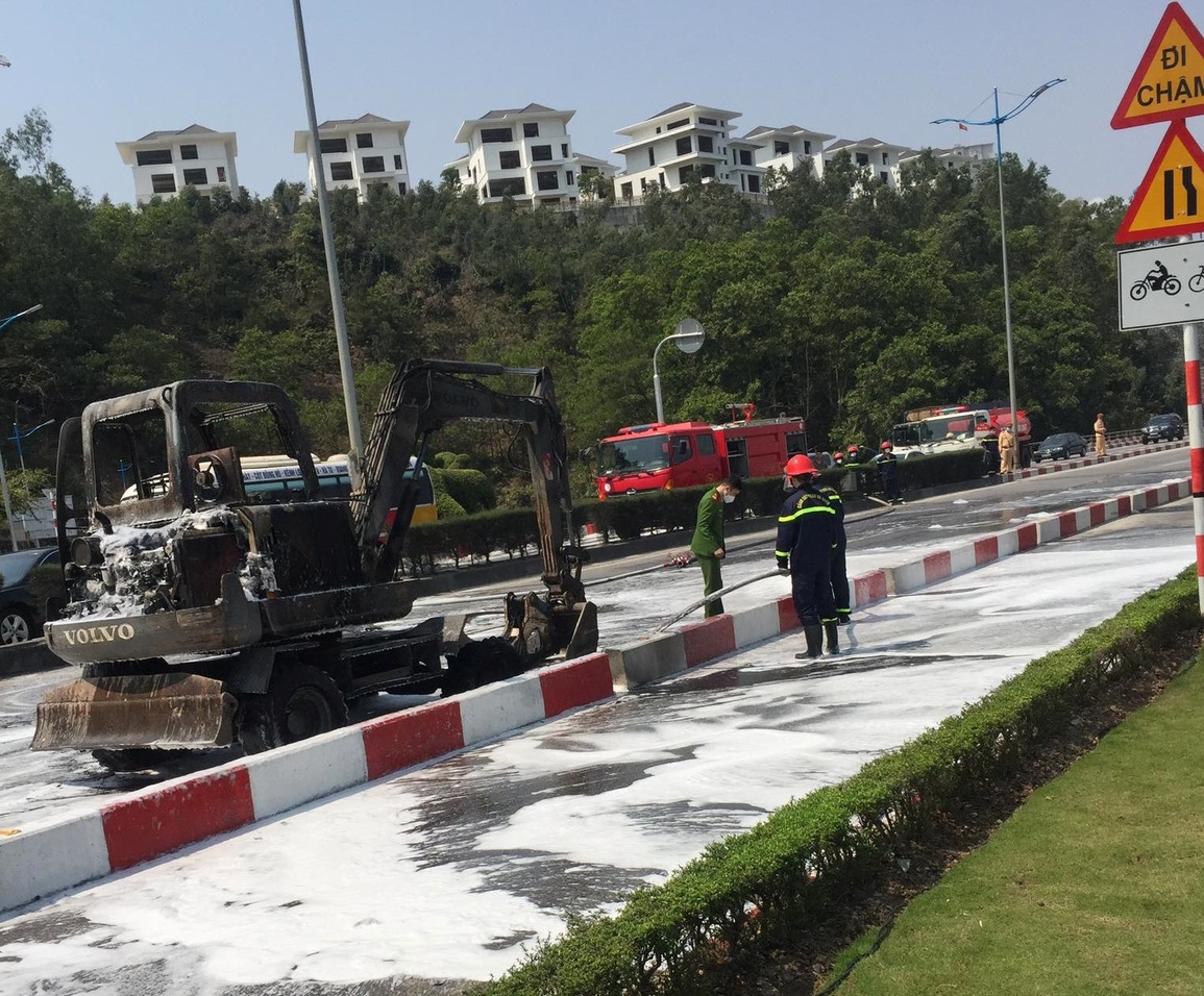 Xe cẩu bốc cháy ngùn ngụt trên cầu Bãi Cháy - 2 Xe cẩu bốc cháy ngùn ngụt trên cầu Bãi Cháy - 2