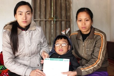 Gần 25 triệu đồng đến với hai anh em bị bệnh giống ếch