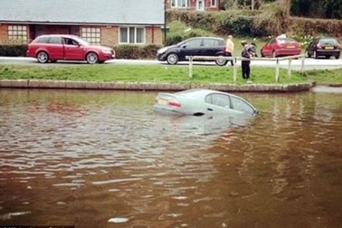 Ông chủ đang uống cà phê, ô tô tự lao xuống kênh 