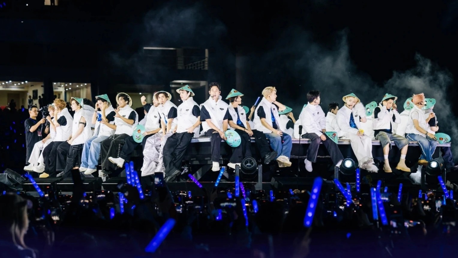 Vietnamská hudba 2024: Krásný starší bratr překonává vlny - 1 Âm nhạc Việt 2024: Anh trai vượt sóng chị đẹp - 1