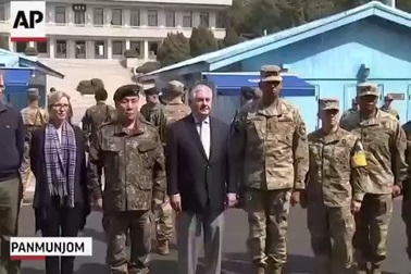 Binh sĩ Triều Tiên lén chụp ảnh Ngoại trưởng Mỹ
