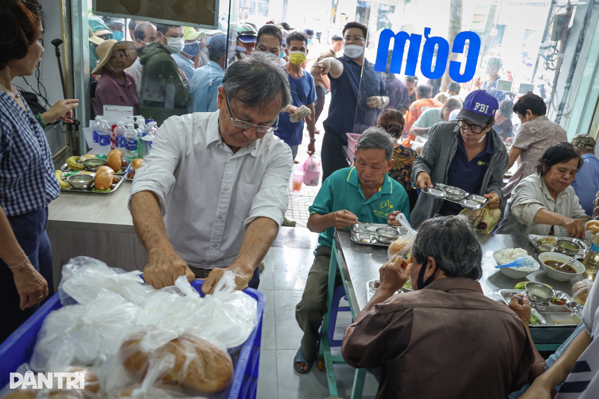 Vị giáo sư đã đồng hành cùng quán cơm từ những ngày đầu tiên nơi đây vừa nhóm bếp. Ngay khi hay tin các cựu học sinh Trường Petrus Ký (nay là trường THPT Lê Hồng Phong) cùng nhau sáng lập một quán cơm xã hội với giá 2.000 đồng giúp đỡ người khó khăn, thầy Thạch đã không ngần ngại liên hệ để đóng góp.