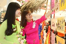 Ghé thăm chợ Tết "made by" học sinh - sinh viên