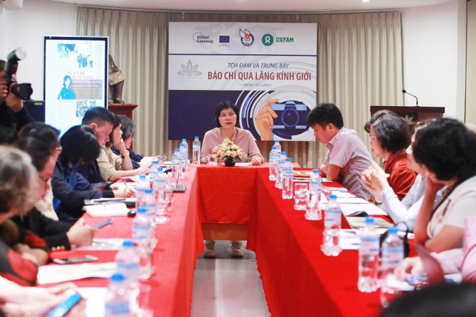 Toàn cảnh Toạ đàm và trưng bày Báo chí qua lăng kính giới