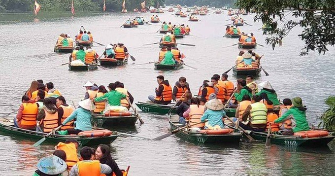 Hàng vạn người đổ về danh thắng Tràng An ngày đầu năm Canh Tý