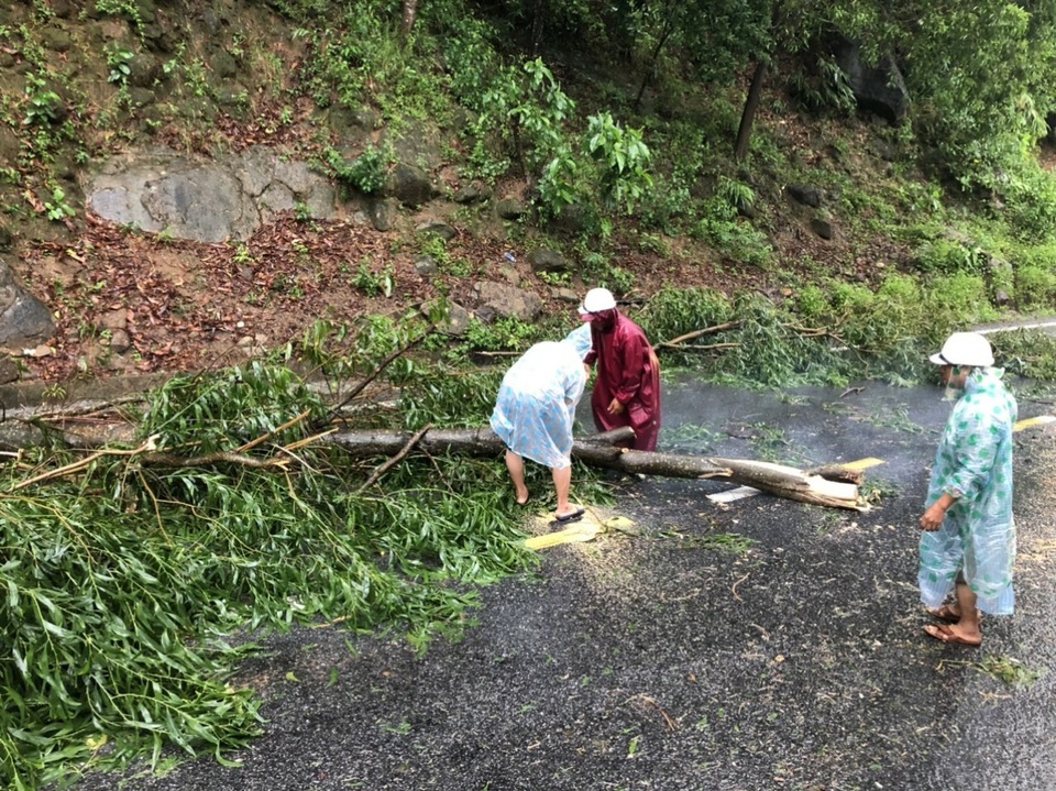 Sạt lở nghiêm trọng, bùn đất lấp kín quốc lộ - 4 Sạt lở nghiêm trọng, bùn đất lấp kín quốc lộ - 4