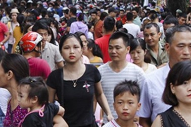 Công viên Thủ Lệ ken đặc người đi chơi lễ tranh thủ mát trời