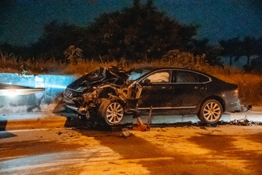 5 xe tông nhau liên hoàn, 2 người văng xuống chân đê, đầu ô tô nát bét