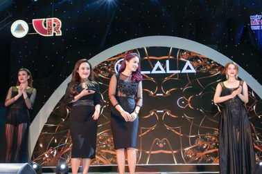 BTV Hoài Anh làm vedette cho NTK Lan Anh tại Đà Nẵng