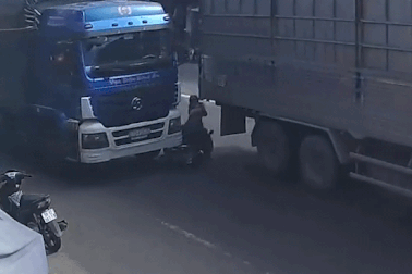 Người phụ nữ thoát chết đầy may mắn khi bị kẹp giữa 2 "hung thần"