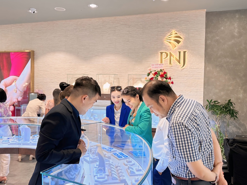 Nghịch lý kinh doanh của PNJ: Doanh thu tăng, biên lợi nhuận giảm - 2 Nghịch lý kinh doanh của PNJ: Doanh thu tăng, biên lợi nhuận giảm - 2