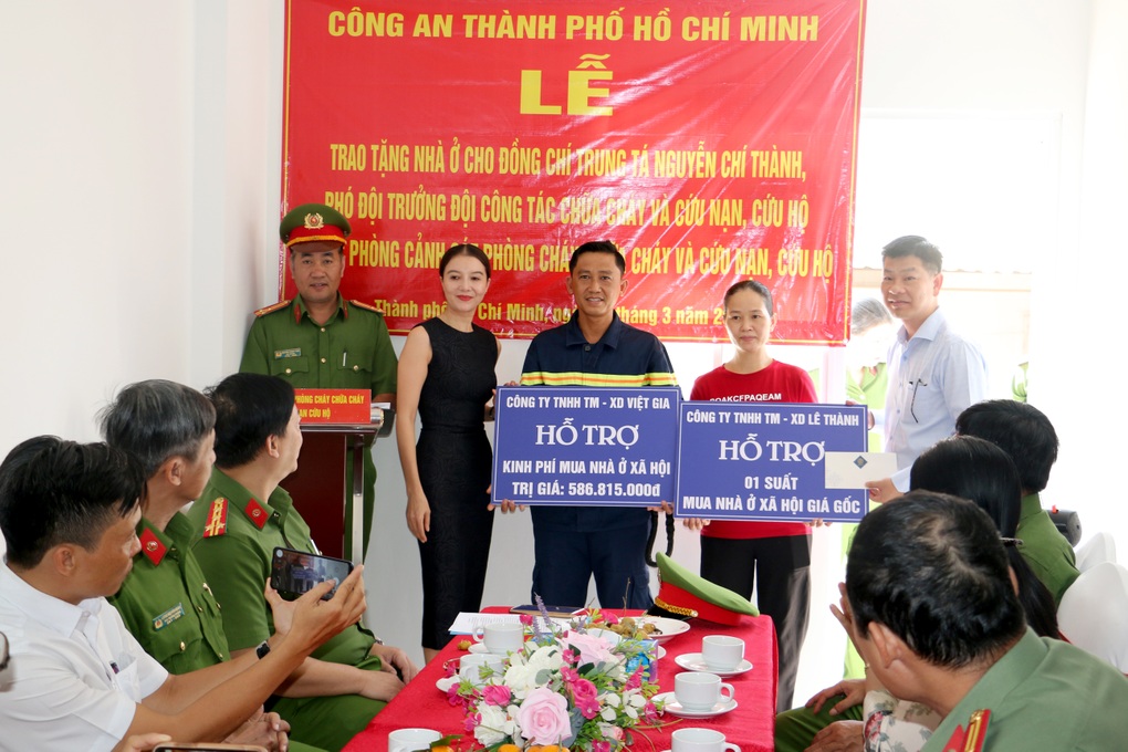 Trung tá công an cứu người mắc kẹt ở Thổ Nhĩ Kỳ bật khóc khi được tặng nhà - 2 Trung tá công an cứu người mắc kẹt ở Thổ Nhĩ Kỳ bật khóc khi được tặng nhà - 2