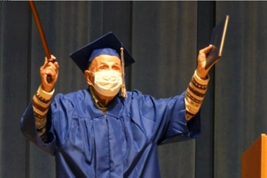 Trường hợp hy hữu cụ ông 97 tuổi mới nhận bằng tốt nghiệp cấp 3